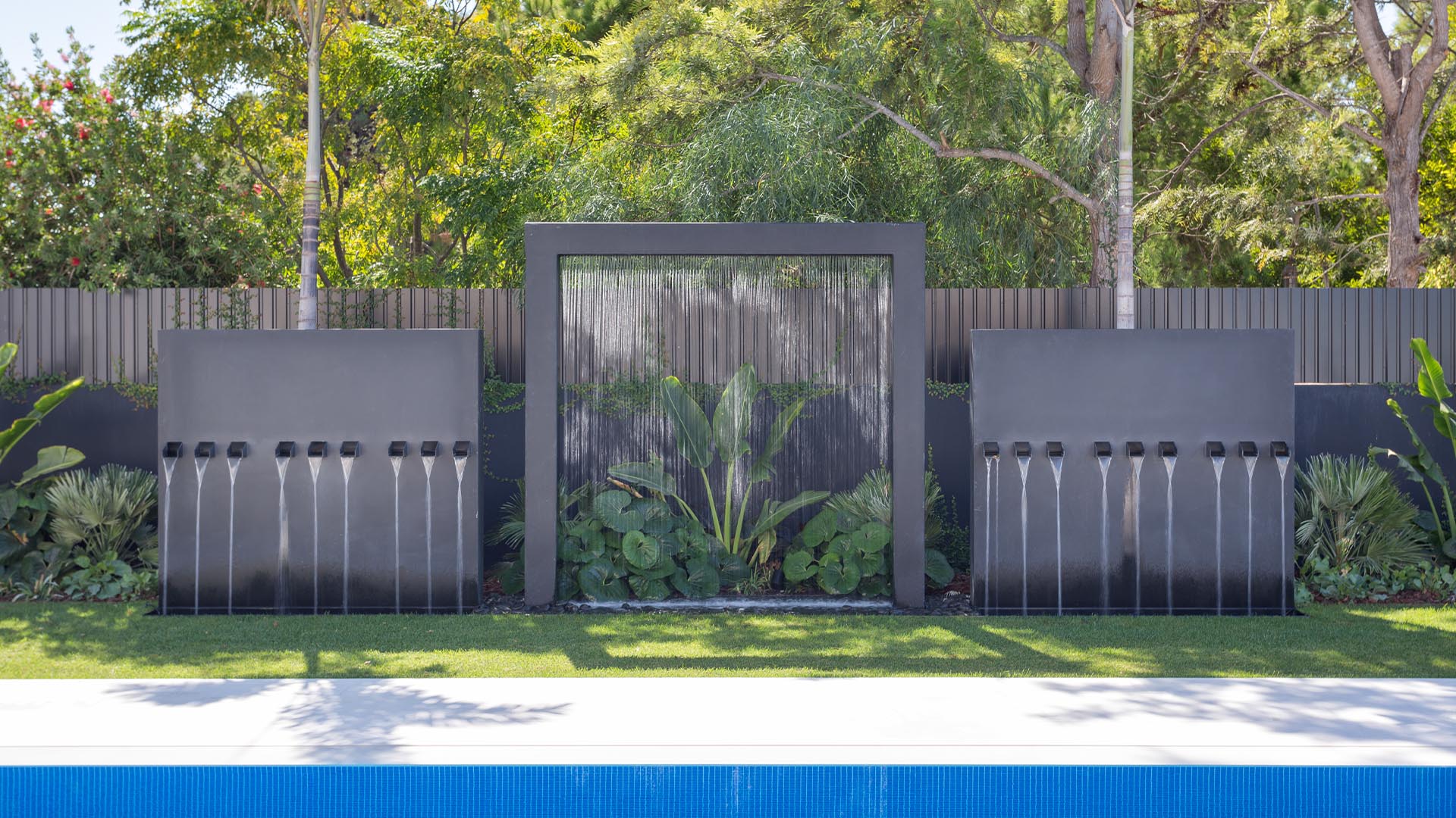 jutta-07-23--0001-water-features-around-a-pool