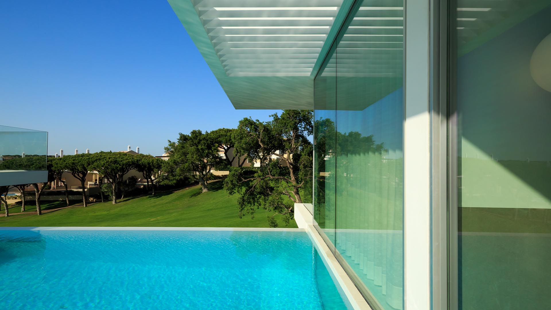 jutta-07-23--0002-water-being-part-of-the-design-vdl